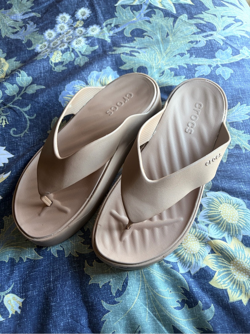 CROCS Women's Beige Platform Thong Sandals - Picture 7 of 7